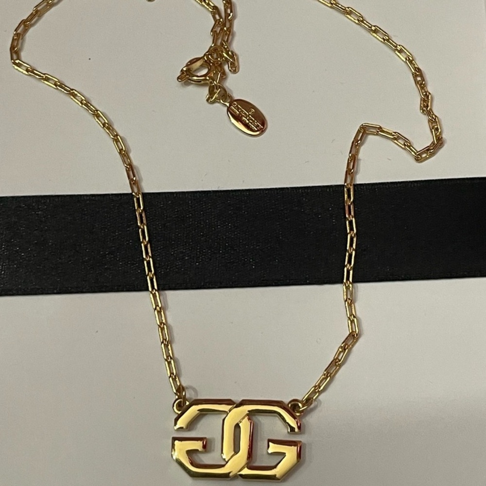 Givenchy Gold Necklace with Dainty Chain and Elegant Pendant - Picture 6 of 8